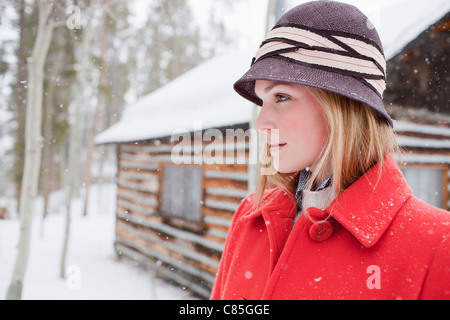 Woman in Red Coat, Frisco, Summit County, Colorado, STATI UNITI D'AMERICA Foto Stock