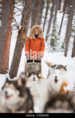 Donna con la slitta trainata da cani, Frisco, Summit County, Colorado, STATI UNITI D'AMERICA Foto Stock