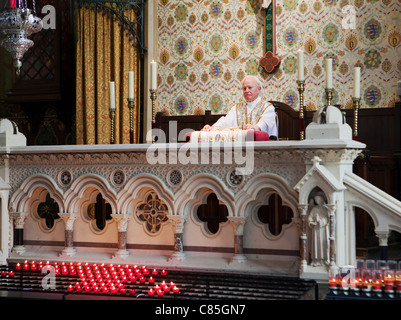 Sacerdote all'altare Foto Stock