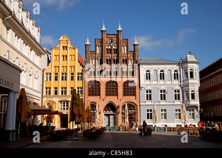 Ristrutturato edifici sul lato nord dell'Alter Markt vecchio mercato nella città anseatica di Stralsund, Germania Foto Stock