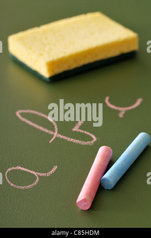 Chalk, Lavagna e Balckboard Eraser Foto Stock