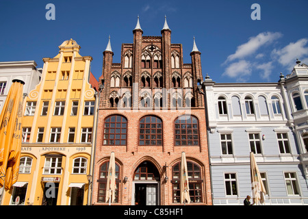 Ristrutturato edifici sul lato nord dell'Alter Markt vecchio mercato nella città anseatica di Stralsund, Germania Foto Stock