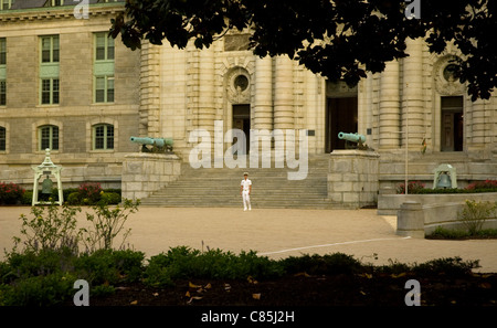 Il guardiamarina, Corte Tecumseh e Bancroft Hall, Accademia Navale degli Stati Uniti, Annapolis, Maryland, Stati Uniti d'America Foto Stock