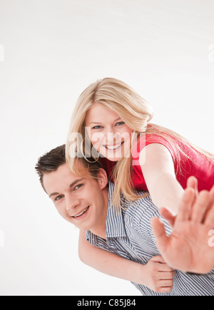 Ragazzo adolescente Piggybacking ragazza adolescente Foto Stock