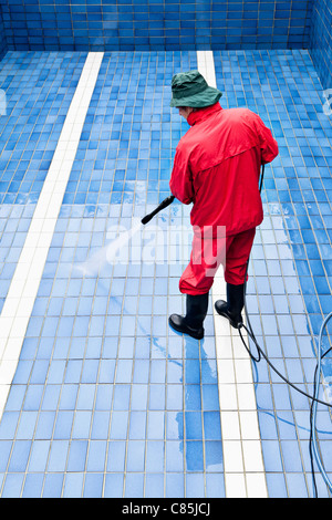 L'uomo la pulizia Piscina, Germania Foto Stock