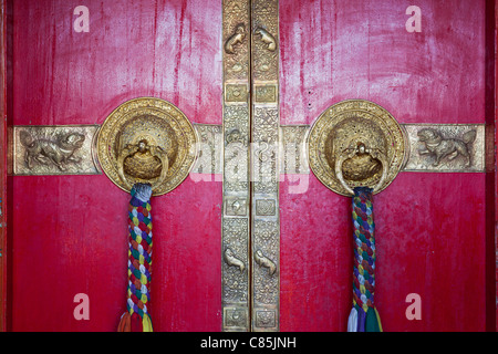 Maniglie porte del monastero di Ki. Spiti Valley, Himachal Pradesh, India Foto Stock