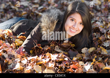 Ritratto di adolescente in autunno Foto Stock