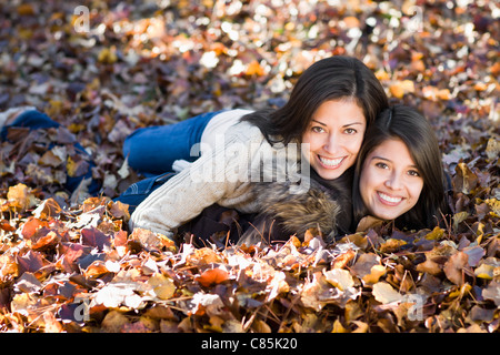 Ritratto di Madre e figlia in autunno Foto Stock