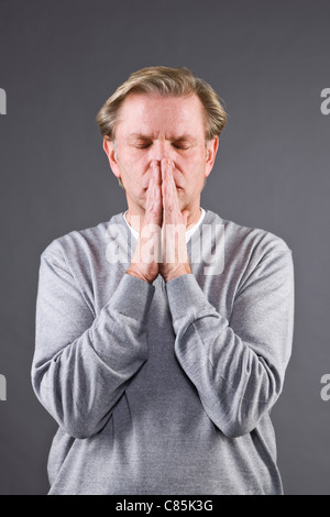 Ritratto di uomo che prega Foto Stock