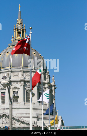 San Francisco City Hall. La prima (5a) l hall è stata distrutta in il terremoto del 1906. Questa sala è stato avviato il 15 aprile 1913 dal sindaco 'Sunny Jim' Rolph . Ci sono voluti tre anni e di $3,5 milioni di euro per costruire. Nel 1989, un altro terremoto ha colpito e questa volta, il Municipio è rimasto in piedi, ma determinato sismicamente insicure. La sala ha subito un $293 milioni di aggiornamento e retrofit sismico nel 1998. La ricostruita municipio fu ufficialmente riaperto il 5 gennaio 1999 Foto Stock