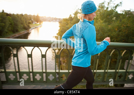 Donna Jogging attraverso il ponte, Seattle, Washington, Stati Uniti d'America Foto Stock