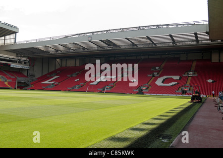 Vista verso il Kop End of Anfield (2011), il terreno di residenza della Premier League Liverpool Football Club. Ago 2011 Foto Stock