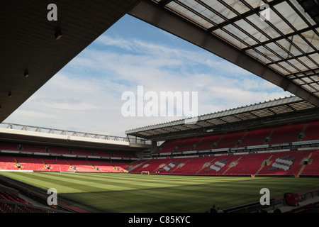 Vista generale di Anfield dal Kop End (2011), verso l'Anfield Road & Centenary Stand del Liverpool Football Club. Ago 2011 Foto Stock