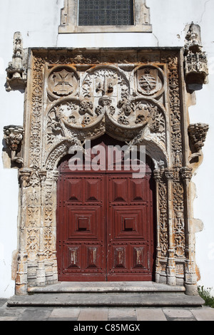 Un raffinato stile manuelino porta a Igreja Matriz da Batalha in Batalha, Portogallo. Foto Stock