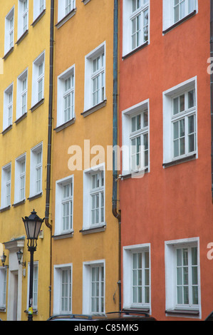 Facciate di case lungo ulica Piwna Glowne Miasto capoluogo Pomeriania Danzica Polonia settentrionale Europa Foto Stock