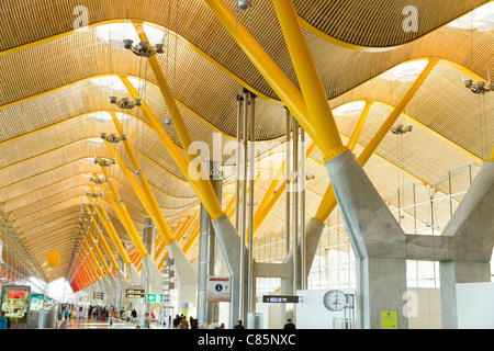 Passeggeri a piedi da presso il nuovo terminal T4 presso l' aeroporto di Barajas Aprile 25, 2011 in Madrid. Foto Stock