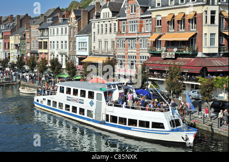 I turisti in viaggio turistico in battello da diporto sul fiume Mosa a Dinant, Belgio Foto Stock