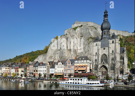 I turisti su imbarcazioni da diporto, cittadella e la chiesa collegiata di Notre-dame lungo il fiume Mosa a Dinant, Belgio Foto Stock