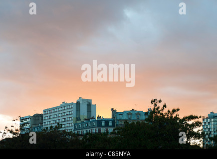 Colorato cieli sopra di Place d'Italie la stazione della metropolitana di Parigi, Francia Foto Stock