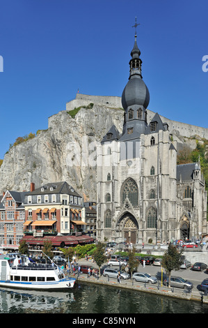 I turisti su imbarcazioni da diporto, cittadella e la chiesa collegiata di Notre-dame lungo il fiume Mosa a Dinant, Belgio Foto Stock