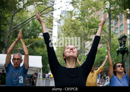 Praticanti di yoga in Dag Hammarskjold Plaza di New York prima di una dimostrazione ambientale Foto Stock