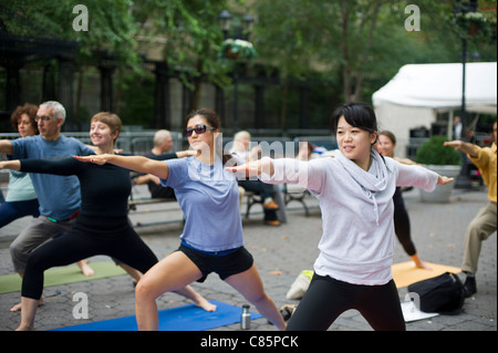 Praticanti di yoga in Dag Hammarskjold Plaza di New York prima di una dimostrazione ambientale Foto Stock