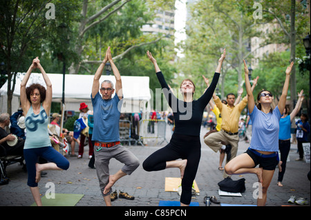 Praticanti di yoga in Dag Hammarskjold Plaza di New York prima di una dimostrazione ambientale Foto Stock