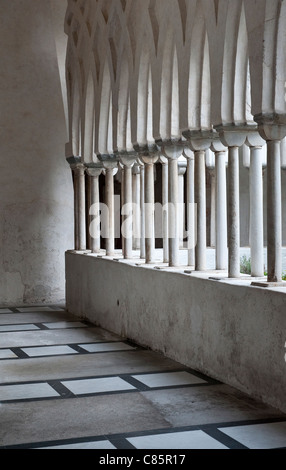 Il 13c Chiostro del Paradiso costruito in marmo bianco nella Cattedrale di Sant'Andrea, Amalfi, Italia Foto Stock