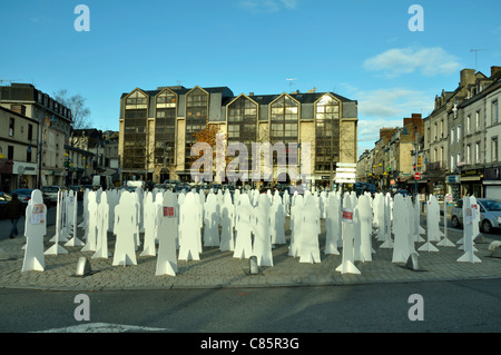 Città Mayenne, installazione su downtown di astratta figure femminili di sensibilizzazione sulla violenza contro le donne. Foto Stock