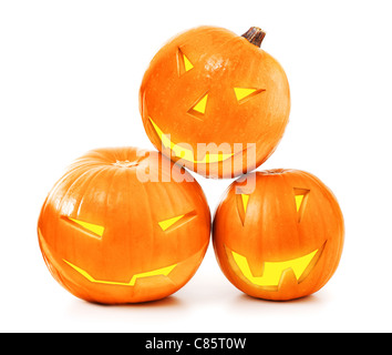 Halloween zucche illuminate isolati su sfondo bianco, tradizionale spooky jack-o-lantern, american autunno holiday Foto Stock