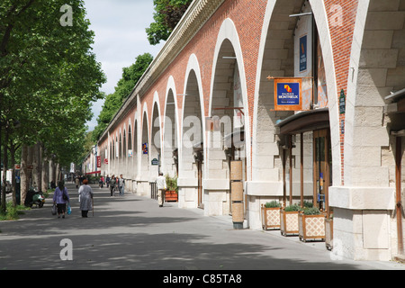 Le Viaduc des Arts, un ex viadotto ferroviario a Parigi è ora un giardino la passerella con gallerie nei suoi archi. Foto Stock