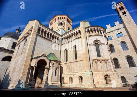 Vista posteriore di San Vigilius cattedrale del XII-XIV nella piazza principale di Trento costruita di marmo rosa di Verona in stile primo gotico Foto Stock