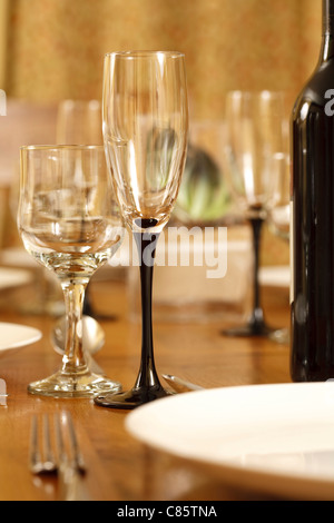Tavolo da pranzo con bicchieri di vino bianco e stoviglie Foto Stock