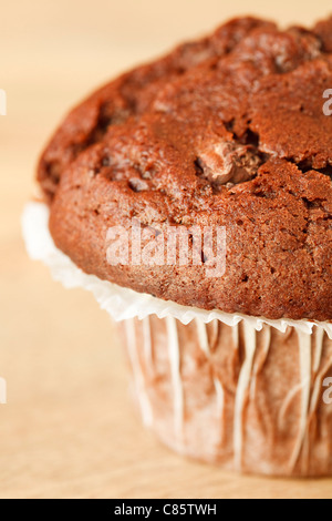 Chocolate Chip muffin colazione su un tavolo da caffè in legno Foto Stock