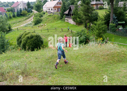 Polonia, Biebrza National Park, felice bambini running in discesa e per giocare, Il Mammoth Valley (Mamucia Dolina) Foto Stock