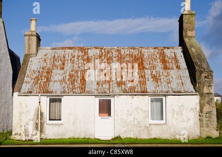 Vista di Ullapool Harbour e il lungomare che mostra cottages con close up viste in dettaglio delle conchiglie. Foto Stock