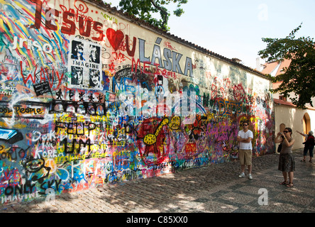 Praga, Repubblica Ceca - Muro di John Lennon Foto Stock