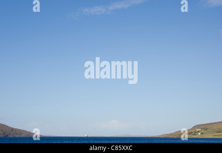 Vista di Ullapool Harbour e il lungomare che mostra cottages con close up viste in dettaglio delle conchiglie. Foto Stock