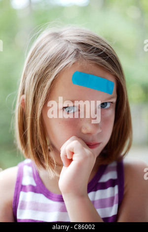 Blue bandaid bambina di fronte Foto Stock