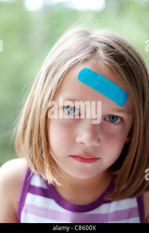 Blue bandaid bambina di fronte Foto Stock