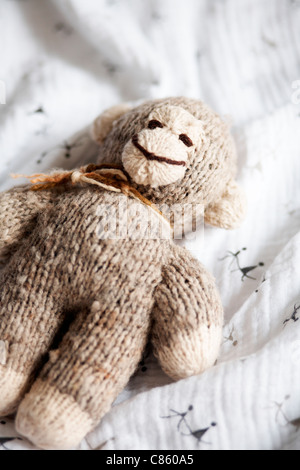 Farcite sulla scimmia per bambini coperta Foto Stock