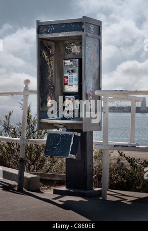 Telefono a pagamento stand alla spiaggia un giorno nuvoloso Foto Stock