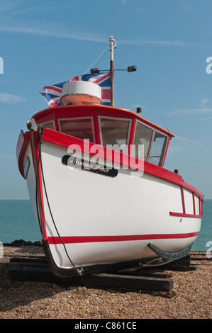 Barca da pesca sulla spiaggia di trattativa, Kent, Regno Unito Foto Stock