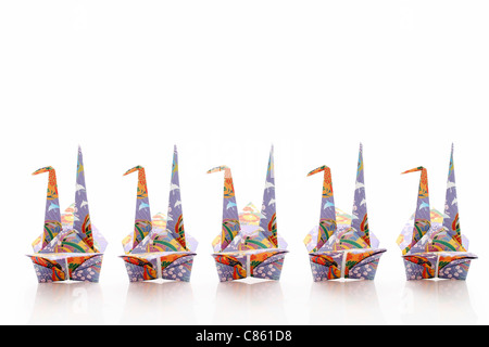 Origami uccelli su sfondo bianco Foto Stock