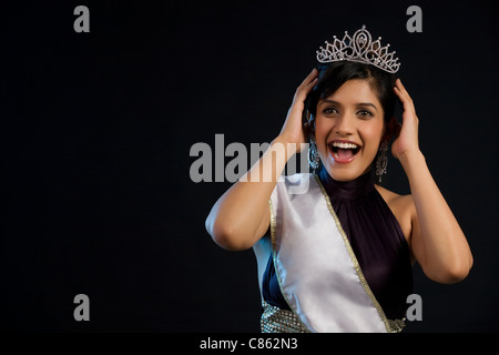 Concorso di bellezza vincitore sensazione contentissimo Foto Stock