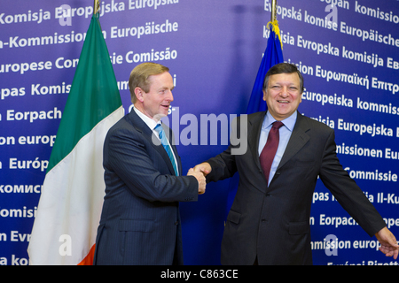 13.10.2011 - Il Primo Ministro irlandese Enda Kenny incontra il Presidente della Commissione europea José Manuel Barroso a Bruxelles. Foto Stock