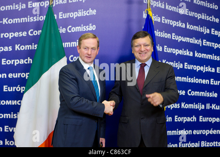 13.10.2011 - Il Primo Ministro irlandese Enda Kenny incontra il Presidente della Commissione europea José Manuel Barroso a Bruxelles. Foto Stock