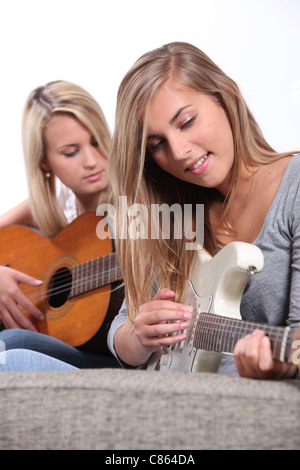 Gli adolescenti a suonare la chitarra Foto Stock