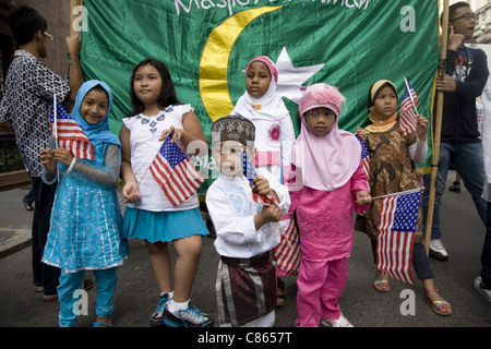 Musulmani parata americana. Madison Ave NYC. Indonesiano bambini americani. L' Indonesia ha la più grande popolazione musulmana nel mondo. Foto Stock