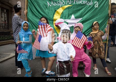 Musulmani parata americana. Madison Ave NYC. Indonesiano bambini americani. L' Indonesia ha la più grande popolazione musulmana nel mondo. Foto Stock